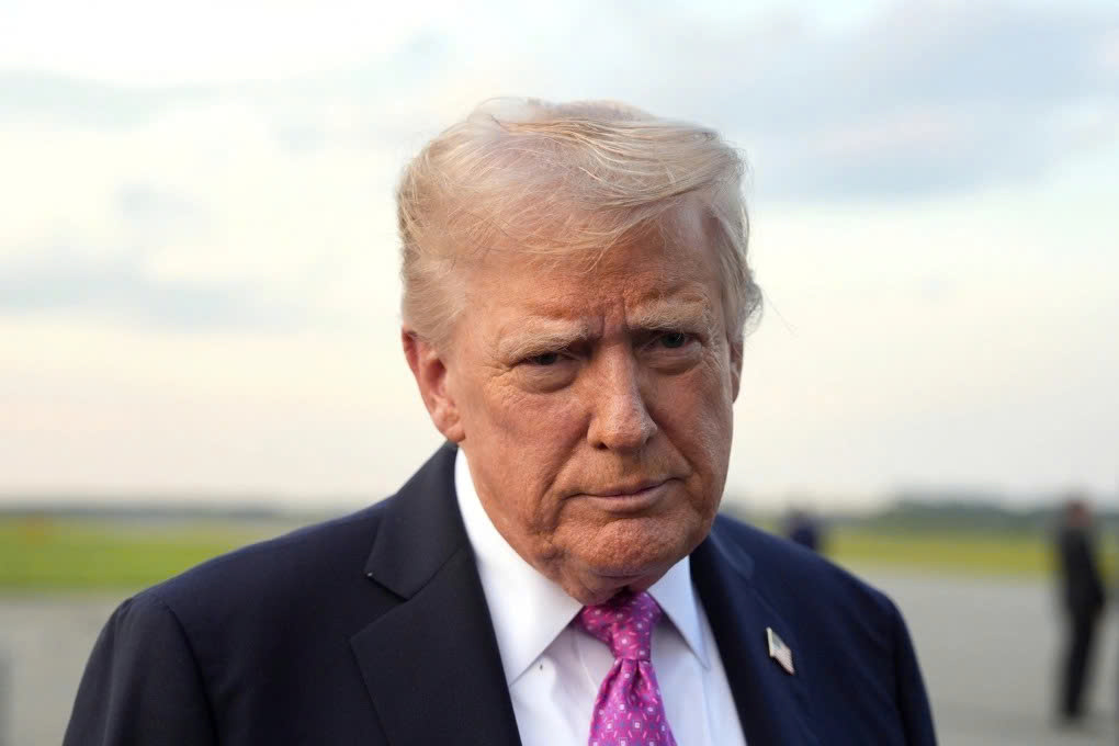 Tổng thống Trump trả lời báo chí tại sân bay ở Morristown, bang New Jersey, Mỹ, ngày 14/9. Ảnh: AP